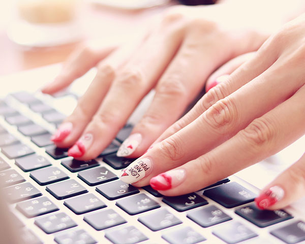 パソコンに打ち込む様子